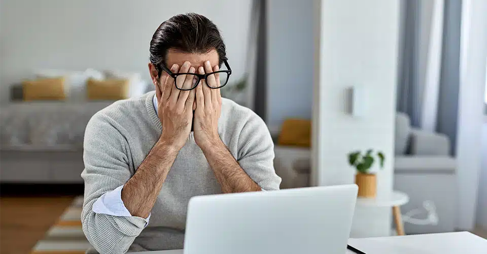homme fatigué que si tient la tete