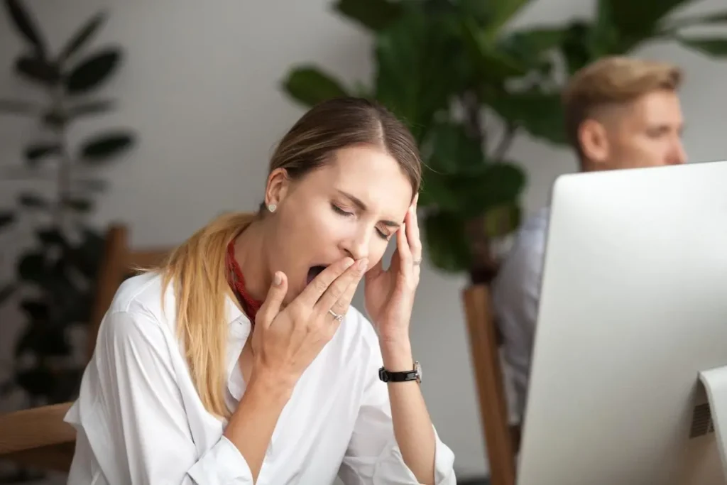 femme qui baille de fatigue