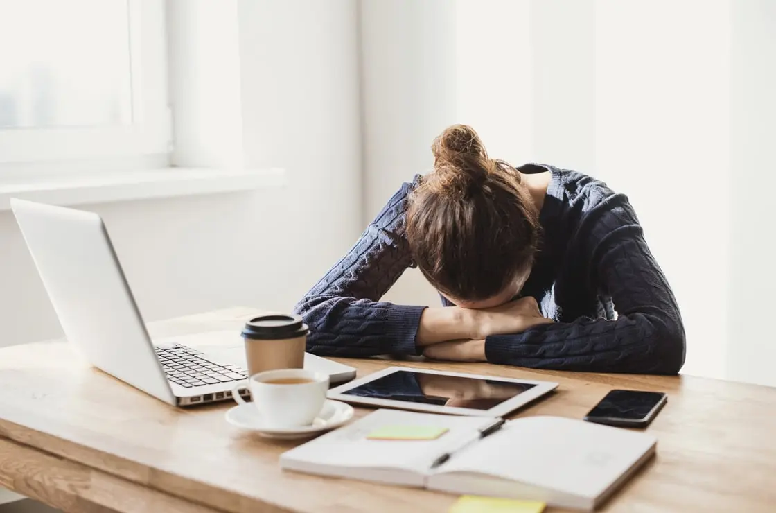 Femme avec une dette de sommeil